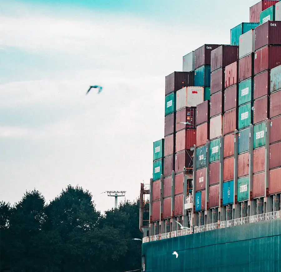 Lieferkettensorgfaltspflichtengesetz dargestellt als Containerschiff und hellem Himmel